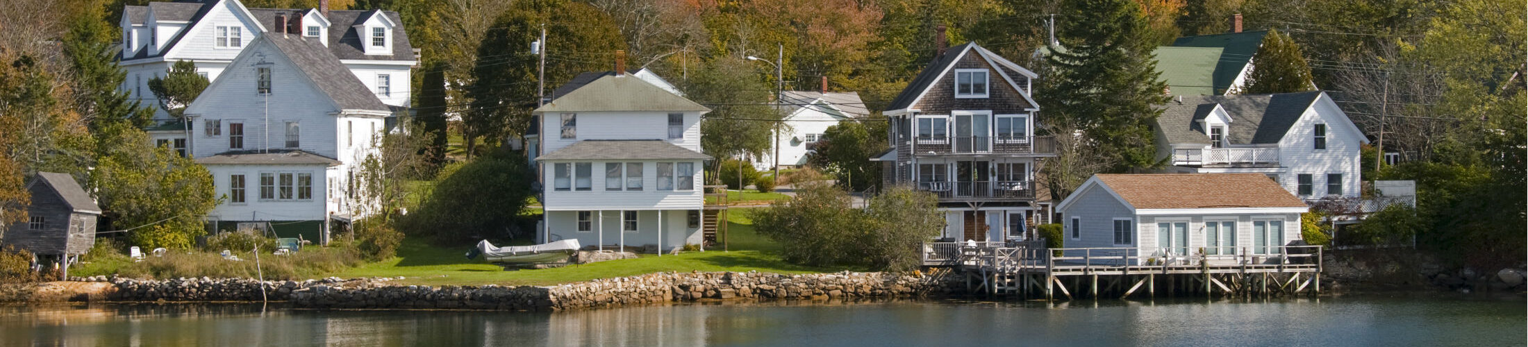 Lakefront homes in New England